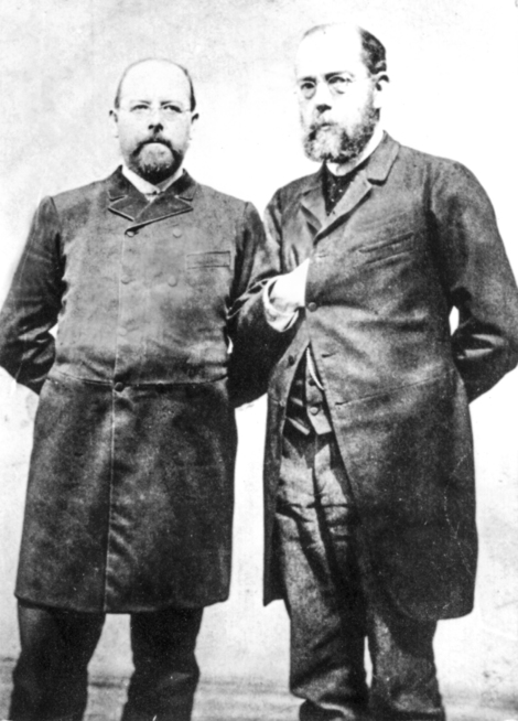 Friedrich Loeffler (links) ist Robert Kochs Schüler. 1879 wird er dessen erster wissenschaftlicher Hilfsarbeiter im Kaiserlichen Gesundheitsamt in Berlin. Quelle: © Friedrich-Loeffler-Institut