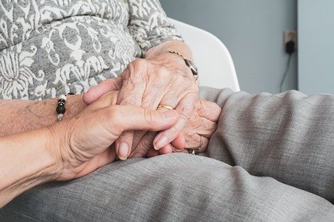 Hände einer älteren Dame und ihrer Pflegekraft. (© Pixabay) Hände einer älteren Dame und ihrer Pflegekraft.