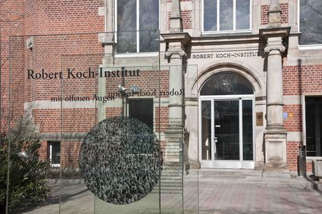 Erinnerungszeichen vor dem Haupteingang des RKI. Quelle: © Schnartendorff/RKI