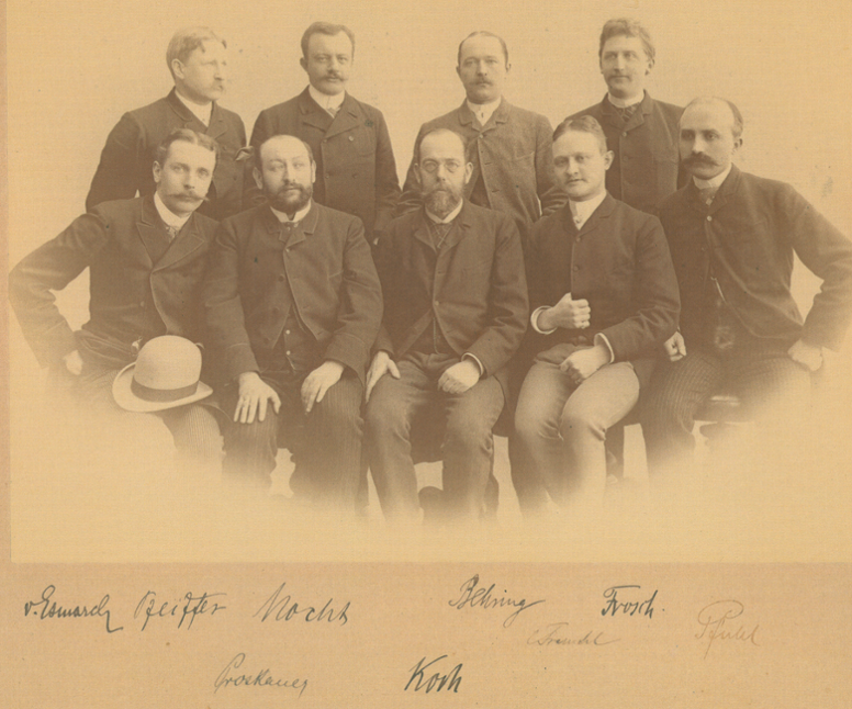 Gruppenbild mit Robert Koch und seinen Schülern: (v. l. n. r.) von Esmarch, Pfeiffer, Nocht, Koch, Behring, Fraenkel, Frosch, Pfuhl, 1885. (© RKI) Gruppenbild mit Robert Koch und seinen Schülern: (v. l. n. r.) von Esmarch, Pfeiffer, Nocht, Koch, Behring, Fraenkel, Frosch, Pfuhl, 1885.