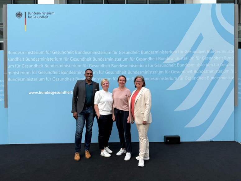 Telemedicine Team at the German Federal Ministry of Health in Berlin (from left to right): Dr. Daniel Hechler (RKI), Dr. Karin Steinecke (Charité), Dr. Katharina Lang (RKI), Michaela Niebank (RKI) (© RKI) Telemedicine Team at the German Federal Ministry of Health in Berlin (from left to right): Dr. Daniel Hechler (RKI), Dr. Karin Steinecke (Charité), Dr. Katharina Lang (RKI), Michaela Niebank (RKI)