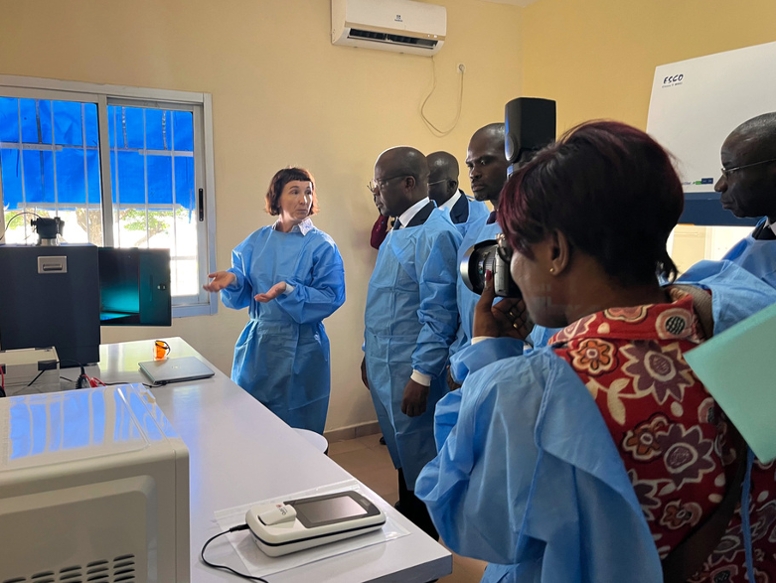 Eine Laborexpertin aus ZIG 4 führt den ivorischen Gesundheitsminister durch das neue Lehr- und Forschungslabor in Bouaké. (© RKI) Eine Laborexpertin aus ZIG 4 führt den ivorischen Gesundheitsminister durch das neue Lehr- und Forschungslabor in Bouaké.