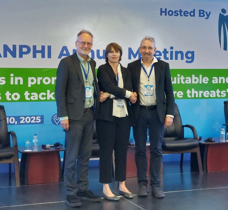A new chapter in the collaboration between IANPHI and RKI has opened: Neil Squires, incoming IANPHI Secretary General, Johanna Hanefeld, RKI Vice-President, Duncan Selbie, IANPHI President (from left) (© RKI) A new chapter in the collaboration between IANPHI and RKI has opened: Neil Squires, incoming IANPHI Secretary General, Johanna Hanefeld, RKI Vice-President, Duncan Selbie, IANPHI President (from left)