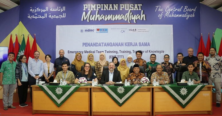 Workshop participants and the Central Board of Muhammadiyah after the press conference. (© MDMC) Workshop participants and the Central Board of Muhammadiyah after the press conference.