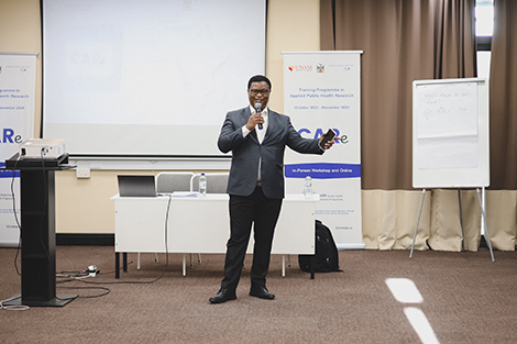 Axel Tibinyane, Direktor der Behörde für Atomenergie und Strahlenschutz im Ministerium für Gesundheit und soziale Dienste, gibt einen Beitrag zum Workshop in Windhoek. (© Jayson Tumbali) Axel Tibinyane, Direktor der Behörde für Atomenergie und Strahlenschutz im Ministerium für Gesundheit und soziale Dienste, gibt einen Beitrag zum Workshop in Windhoek.