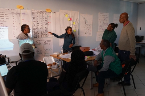 An EMTCC discussing deployment options during the simulation exercise. (© RKI) An EMTCC discussing deployment options during the simulation exercise.