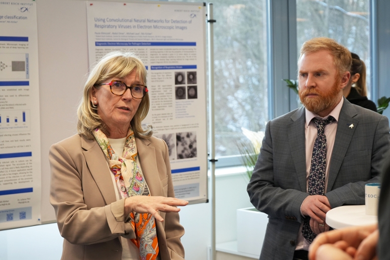 Dr Mary Horgan and Keith Lyons at the poster session at the RKI ZKI-PH. (© RKI (A. Verrière)) Dr Mary Horgan and Keith Lyons at the poster session at the RKI ZKI-PH.