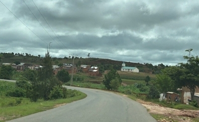 A road to Miarinarivo, February 2025 (© RKI) A road to Miarinarivo, February 2025
