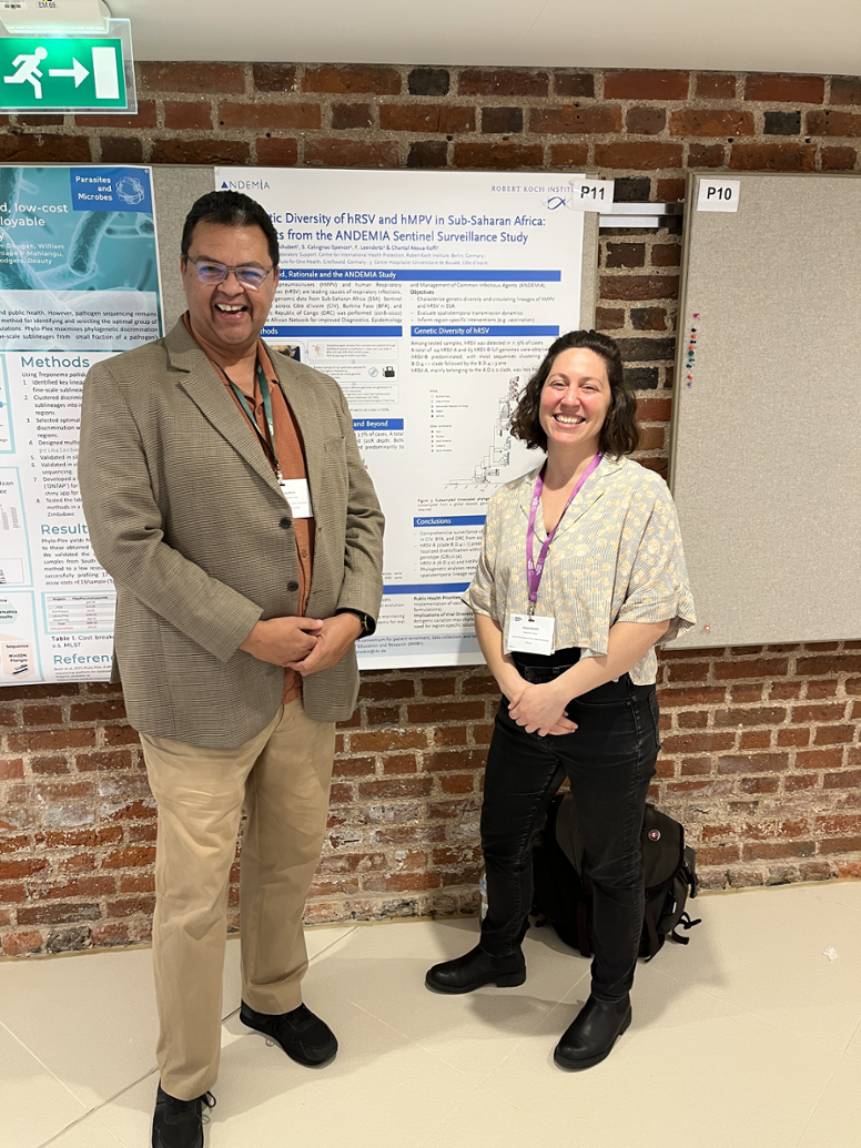 Bild 2: Essia Belarbi und Alan Christoffels (Mitorganisator der Konferenz, University of the Western Cape, Südafrika) vor Essias Poster zur Phylogenetik von Atemwegsviren. (© RKI) Bild 2: Essia Belarbi und Alan Christoffels (Mitorganisator der Konferenz, University of the Western Cape, Südafrika) vor Essias Poster zur Phylogenetik von Atemwegsviren.