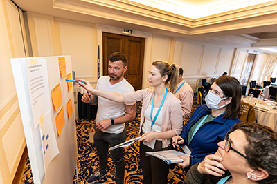 Participants discuss a group work. (© Mintaras Adamkavičius) Participants discuss a group work.