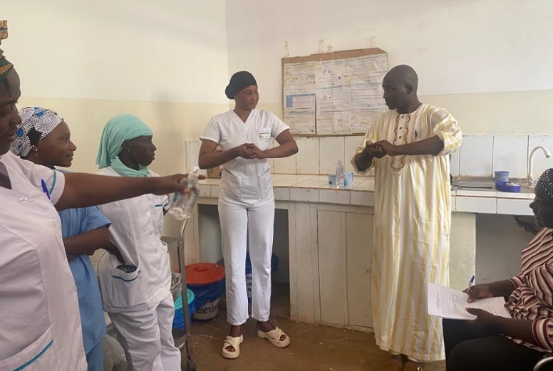 Photo2: Trainer performing hand hygiene practices at a Dabola Health Center. (© Aziz Amadou Diallo) Photo2: Trainer performing hand hygiene practices at a Dabola Health Center.
