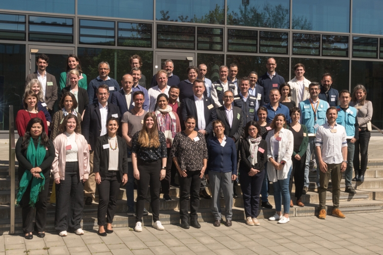 Gruppenbild im Innenhof der RKI-Liegenschaft Seestraße mit den internationalen Teilnehmerinnen und Teilnehmern der Simulationsübung, dem WHO-Organisationsteam und den unterstützenden ZIG-Beschäftigten. (© RKI) Gruppenbild im Innenhof der RKI-Liegenschaft Seestraße mit den internationalen Teilnehmerinnen und Teilnehmern der Simulationsübung, dem WHO-Organisationsteam und den unterstützenden ZIG-Beschäftigten.