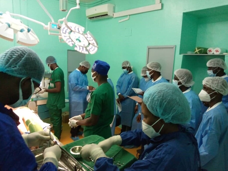Point-of-view shot taken by an anthropologist during ethnographic fieldwork in a delivery room at a partner hospital in Côte d’Ivoire. (© RKI) Point-of-view shot taken by an anthropologist during ethnographic fieldwork in a delivery room at a partner hospital in Côte d’Ivoire.