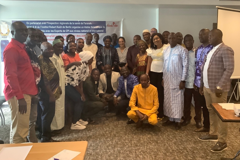 PASQUALE-Team und Teilnehmende am Veranstaltungsort des Workshops in Conakry, Guinea. (© PASQUALE) PASQUALE-Team und Teilnehmende am Veranstaltungsort des Workshops in Conakry, Guinea.