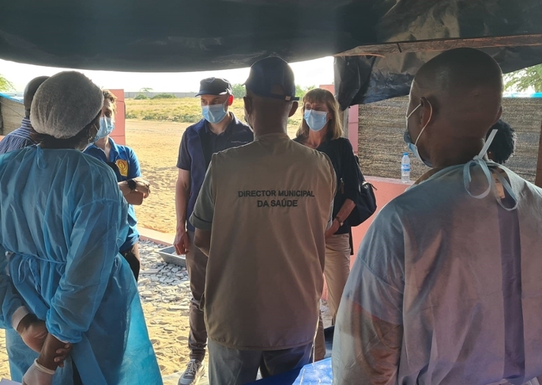 Expertinnen und Experten von RKI und Malteser International besprechen die Umsetzung von IPC-Maßnahmen in einem Cholera Behandlungszentrum. (© Malteser International) Expertinnen und Experten von RKI und Malteser International besprechen die Umsetzung von IPC-Maßnahmen in einem Cholera Behandlungszentrum.