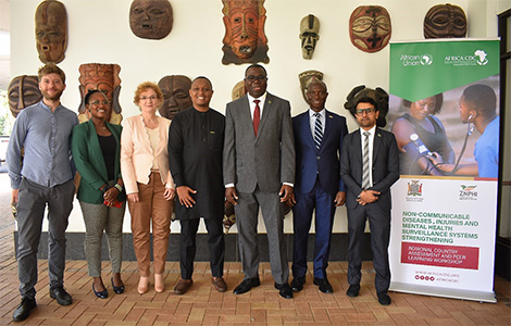 Generaldirektor des Zambia National Public Health Insitute (ZNPHI), Prof. Chilengi, hier mit Mitarbeitenden von Africa CDC, RKI und ZNPHI. Quelle: Africa CDC