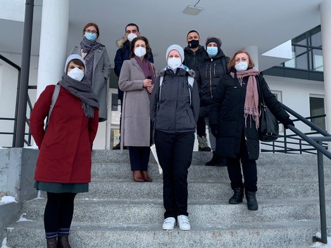 Lokale Mitarbeiter und das RKI-Team vor dem Regionalen Public Health Zentrum in Mitrovica, Kosovo. (Foto: RKI)