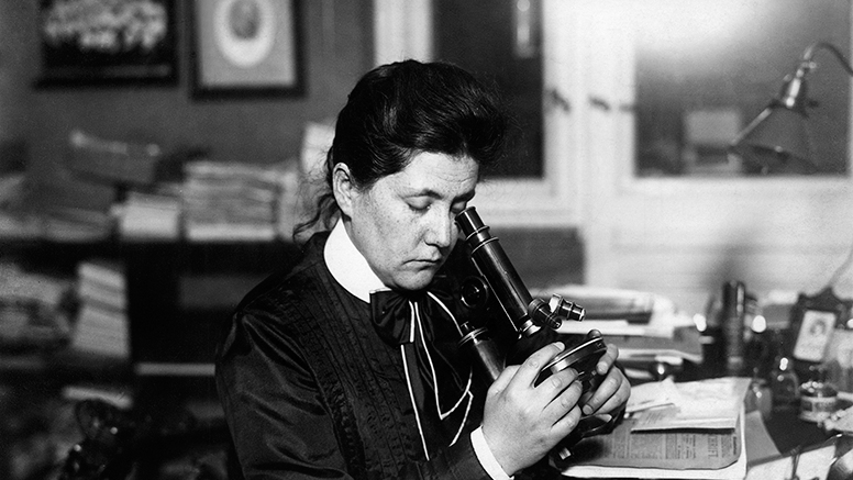Lydia Rabinowitsch-Kempner at the microscope (around 1920). (© ullstein bild) Lydia Rabinowitsch-Kempner at the microscope (around 1920).