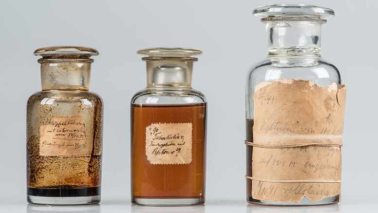 Bottles of Tuberculin at the RKI Museum. (© RKI) Bottles of Tuberculin at the RKI Museum.