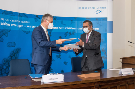 Signing of the Memorandum of Understanding by the WHO Director-General Dr Tedros Adhanom Ghebreyesus and the former RKI president Prof Lothar H. Wieler in September 2021. Source: RKI