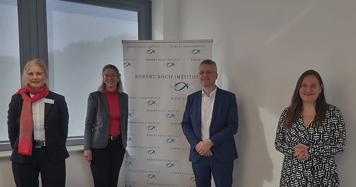 Besuch von Brandenburgs Forschungsministerin Dr. Manja Schüle (rechts) am 25.10.2021 im RKI-Zentrum für Künstliche Intelligenz in Wildau. (© Jörg Hüwel / RKI) Besuch von Brandenburgs Forschungsministerin Dr. Manja Schüle (rechts) am 25.10.2021 im RKI-Zentrum für Künstliche Intelligenz in Wildau.