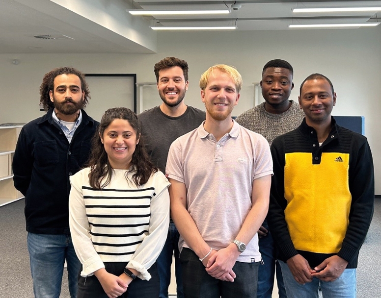 Die Doktorandinnen und Doktoranden der jüngsten Kohorte im DoktorandInnen-Programm „AI in Public Health“ des ZKI-PH. (© RKI) Die Doktorandinnen und Doktoranden der jüngsten Kohorte im DoktorandInnen-Programm „AI in Public Health“ des ZKI-PH.