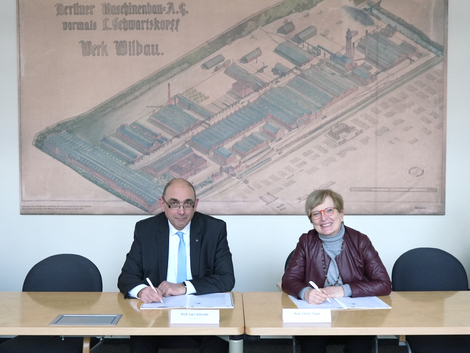Unterzeichnung des Kooperationsvertrags der TH Wildau, vertreten durch die Präsidentin Prof. Ulrike Tippe, und des Robert Koch-Instituts, vertreten durch den Präsidenten Prof. Lars Schaade. Quelle: RKI