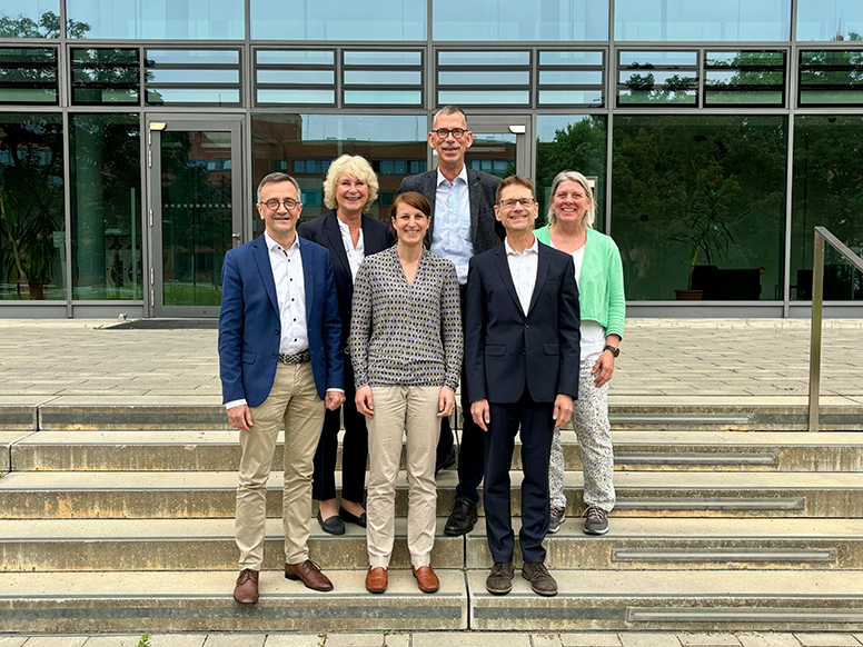 Die NAVKO-MR in der aktuellen Berufungsperiode von 2023 bis 2026. V.l.n.r.: Dr. Fabian Feil, Prof. Heidemarie Holzmann, PD Dr. Cornelia Straßner, Prof. Oliver Razum, Dr. Ivo Foppa, Mirjam Mäusezahl. (© RKI) Die NAVKO-MR in der aktuellen Berufungsperiode von 2023 bis 2026. V.l.n.r.: Dr. Fabian Feil, Prof. Heidemarie Holzmann, PD Dr. Cornelia Straßner, Prof. Oliver Razum, Dr. Ivo Foppa, Mirjam Mäusezahl.