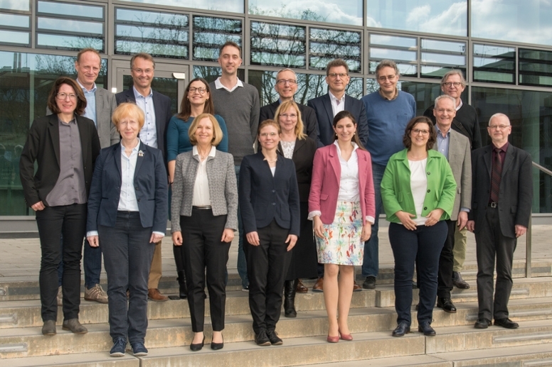This picture shows the members of the Standing Committee on Vaccination (STIKO) at the Robert Koch Institute (current appointment period: 2024-2027). (© RKI) This picture shows the members of the Standing Committee on Vaccination (STIKO) at the Robert Koch Institute (current appointment period: 2024-2027).