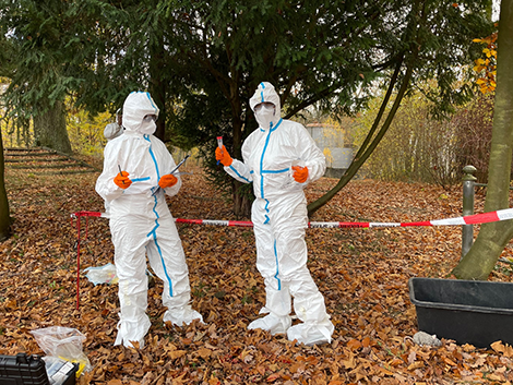 Photo of a simulation exercise: two people in protective clothing. (© RKI) Photo of a simulation exercise: two people in protective clothing.