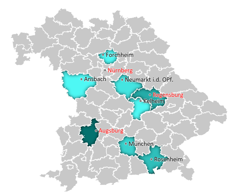 Abbildung 3: Stadt- und Landkreise mit den 25 teilnehmenden Praxen in der Interventionsregion Bayern. Eine höhere Anzahl an teilnehmenden Praxen geht mit einem dunkleren Grün einher. In rot markiert: Schulungsorte. (© RKI, erstellt mit iMapU) Abbildung 3: Stadt- und Landkreise mit den 25 teilnehmenden Praxen in der Interventionsregion Bayern. Eine höhere Anzahl an teilnehmenden Praxen geht mit einem dunkleren Grün einher. In rot markiert: Schulungsorte.