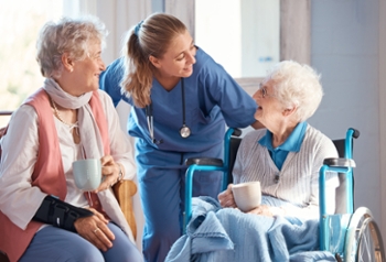 Betreuung von älteren Menschen. (© David L/peopleimages.com - AdobeStock) Betreuung von älteren Menschen.