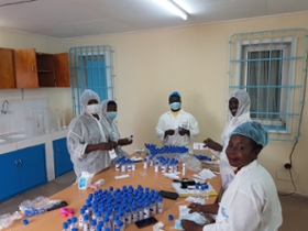 Besuch beim lokalen Produktionsteam im Universitätsklinikum Bouaké (Elfenbeinküste). (© RKI) Besuch beim lokalen Produktionsteam im Universitätsklinikum Bouaké (Elfenbeinküste).